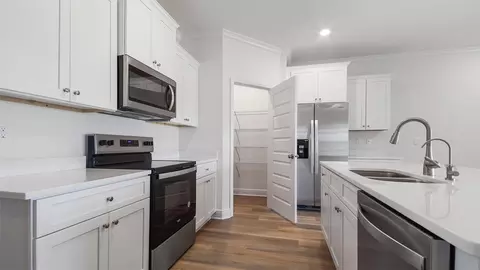 Kitchen - 140 Gray Owl Dr E, Freeport, FL 32439 photo 2 of 5