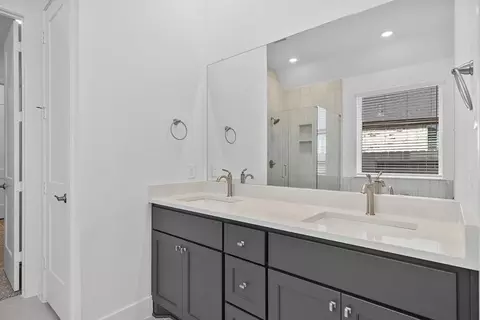 Bath - 2001 Persimmon Cove Ct, Katy, TX 77493 photo 2 of 3