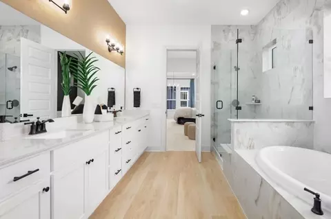 Bath - 7900 Skytree Dr, Austin, TX 78744 photo 5 of 6