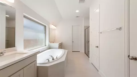 Bath - 200 Barton Oak Trl, Georgetown, TX 78628 photo 1 of 1