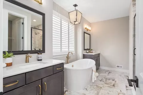Bath - Cambrium Ct., Wentzville, MO 63385 photo 2 of 4