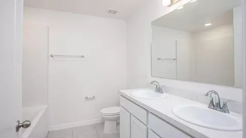 Bath - 2214 Elegant Mnr Cir, Edgewater, FL 32141 photo 2 of 4