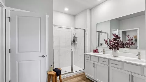 Bath - 1025 Hemlock Ln, Waukee, IA 50263 photo 2 of 4