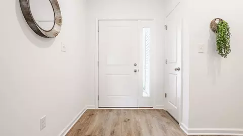 Entry Way - 2105 Maplewood Ln, Pendleton, IN 46064 photo 2 of 5