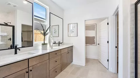 Bath - 971 Peters Rd S, Madera, CA 93636 photo 2 of 6