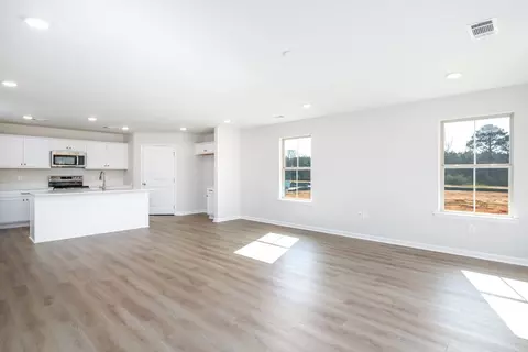 Living - 636 Ridgeland Rd, Dothan, AL 36301 photo 2 of 2