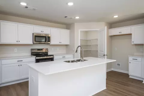 Kitchen - 636 Ridgeland Rd, Dothan, AL 36301 photo 1 of 1