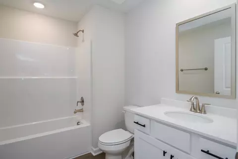 Bath - 636 Ridgeland Rd, Dothan, AL 36301 photo 2 of 2