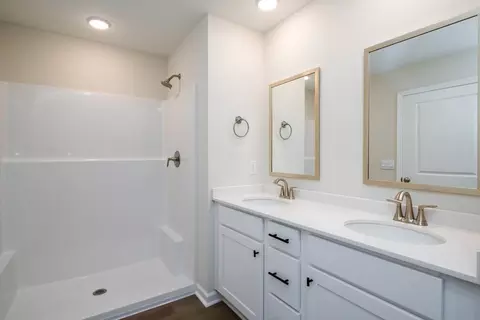 Bath - 636 Ridgeland Rd, Dothan, AL 36301 photo 1 of 2