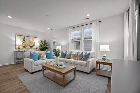 Living - 2900 Suzanne Landon Dr K2, Murfreesboro, TN 37130 photo 5 of 5