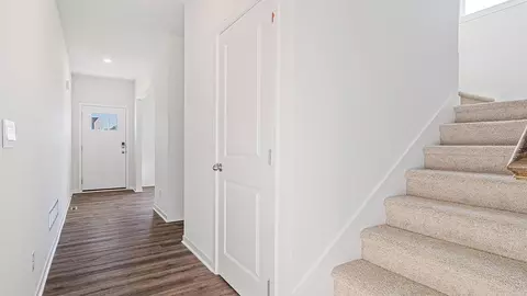 Entry Way - 626 Fallen Leaf Dr, Belton, MO 64012 photo 2 of 5