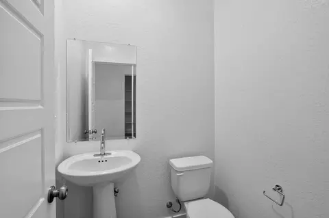 Bath - 1788 Mohave Rd S, Madera, CA 93636 photo 2 of 5