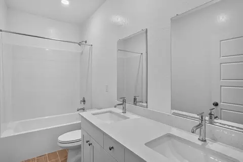 Bath - 1788 Mohave Rd S, Madera, CA 93636 photo 1 of 5
