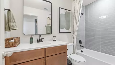 Bath - 201 Verdin Ave, Kyle, TX 78640 photo 3 of 5