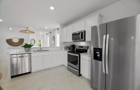 Kitchen - 26098 Reflection Dr, Punta Gorda, FL 33955 photo 4 of 5