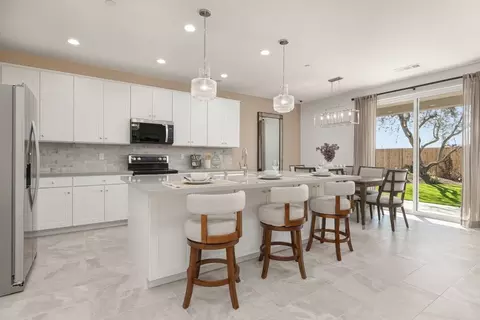 Kitchen - 1629 W Sable Pl, Hanford, CA 93230 photo 8 of 13