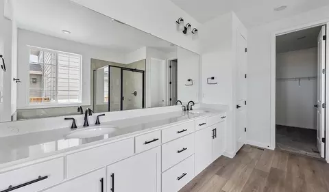 Bath - 25283 E Warren Pl, Aurora, CO 80018 photo 2 of 3