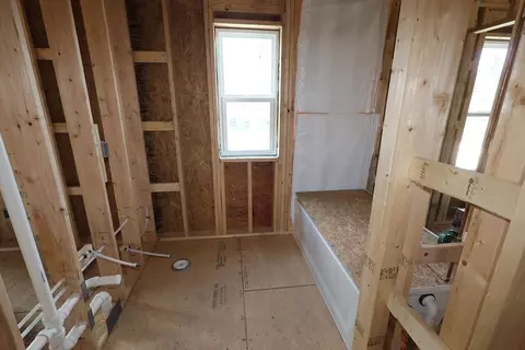 Bath - 5775 Irwin Dr, Cincinnati, OH 45248 photo 6 of 9