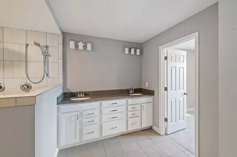 Bath - 5775 Irwin Dr, Cincinnati, OH 45248 photo 7 of 9