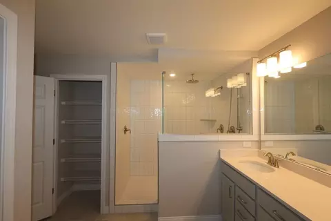 Bath - 5775 Irwin Dr, Cincinnati, OH 45248 photo 7 of 8