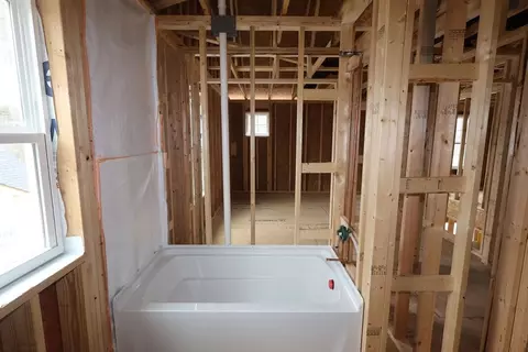 Bath - 5775 Irwin Dr, Cincinnati, OH 45248 photo 5 of 8