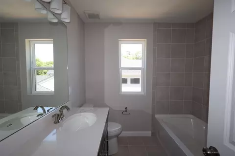 Bath - 5775 Irwin Dr, Cincinnati, OH 45248 photo 3 of 8