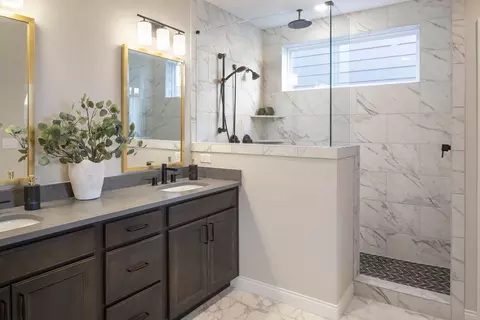 Bath - 5775 Irwin Dr, Cincinnati, OH 45248 photo 1 of 8