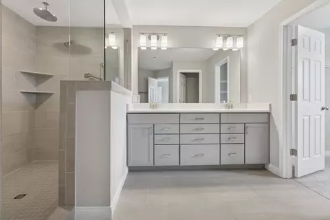 Bath - 5775 Irwin Dr, Cincinnati, OH 45248 photo 8 of 9