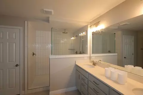 Bath - 5775 Irwin Dr, Cincinnati, OH 45248 photo 2 of 8
