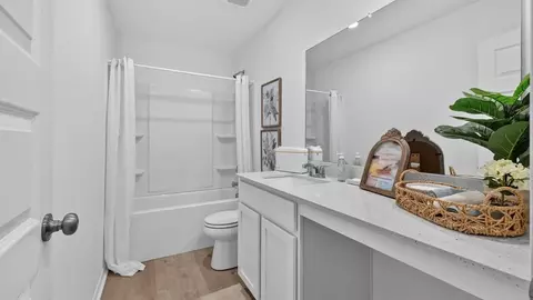 Bath - 1633 Rambling Brook Dr, Benton, AR 72015 photo 2 of 2