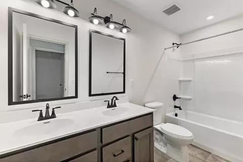 Bath - 178 Farmstead Blvd, Springboro, OH 45066 photo 3 of 5