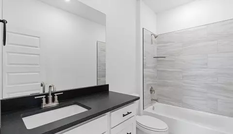 Bath - 717 Riggs Ave, Springdale, AR 72762 photo 2 of 2