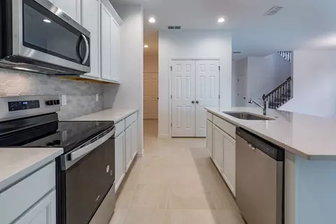 Kitchen - 2011 Town Pasture Dr, Eustis, FL 32726 photo 3 of 4