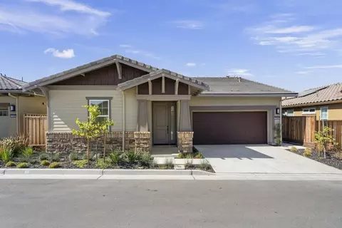 2106 White Oak Dr, Hollister, CA 95023