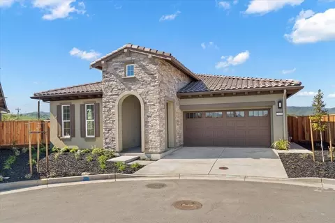 2106 White Oak Dr, Hollister, CA 95023