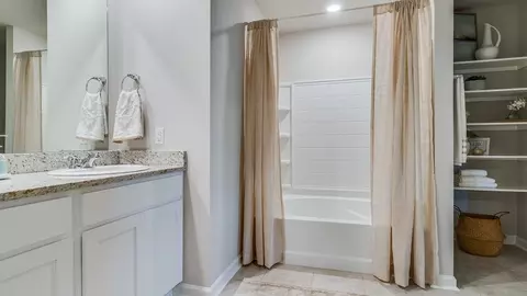 Bath - 218 Crowne Parc Dr, Opelousas, LA 70570 photo 2 of 3