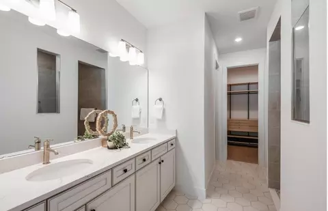 Bath - 9943 Johnson Oaks Gln, Parrish, FL 34219 photo 1 of 4