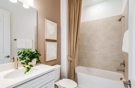 Bath - 9943 Johnson Oaks Gln, Parrish, FL 34219 photo 3 of 4