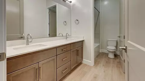 Bath - 2936 Trenton Ave, Clovis, CA 93619 photo 3 of 5