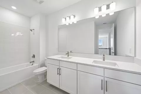 Bath - 8913 Deep Horizon Loop, Parrish, FL 34219 photo 2 of 3