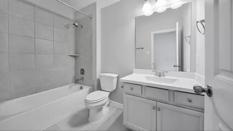 Bath - 206 Painters Ridge Ct, Willis, TX 77318 photo 3 of 10