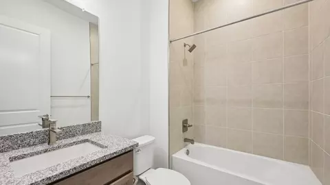 Bath - 12243 White Blossom Ct, Parrish, FL 34219 photo 5 of 9