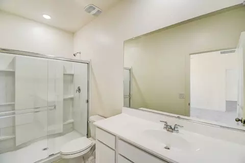 Bath - 6423 S 78th Ln, Phoenix, AZ 85043 photo 2 of 3