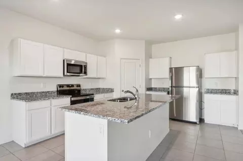 Kitchen - 6423 S 78th Ln, Phoenix, AZ 85043 photo 3 of 4