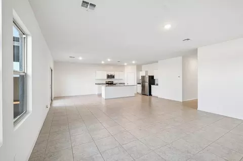Living - 6423 S 78th Ln, Phoenix, AZ 85043 photo 1 of 2