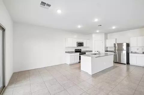 Kitchen - 6423 S 78th Ln, Phoenix, AZ 85043 photo 2 of 4
