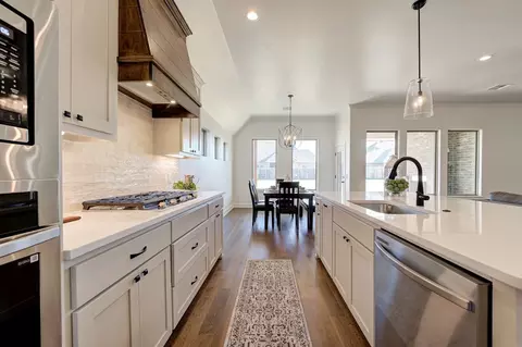 Kitchen - 7201 E Oakland St, Broken Arrow, OK 74014 photo 5 of 10