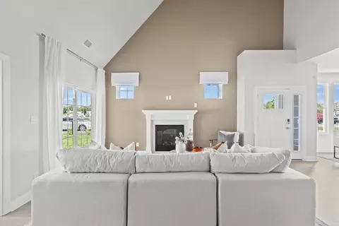 Living - 2212 Edwin Dr, Chesapeake, VA 23322 photo 2 of 3