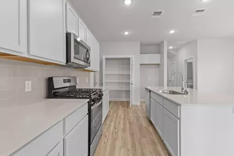 Kitchen - 5503 Franklin Hls, Von Ormy, TX 78073 photo 3 of 10