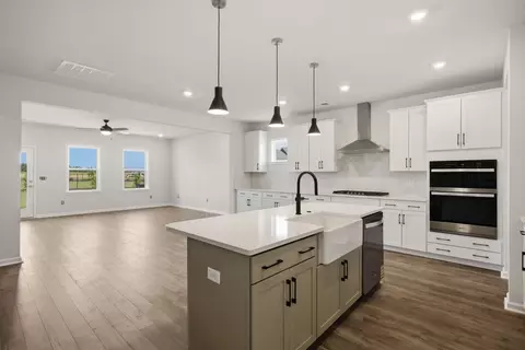 Kitchen - 552 Hydrangea St, Seneca, SC 29678 photo 1 of 6